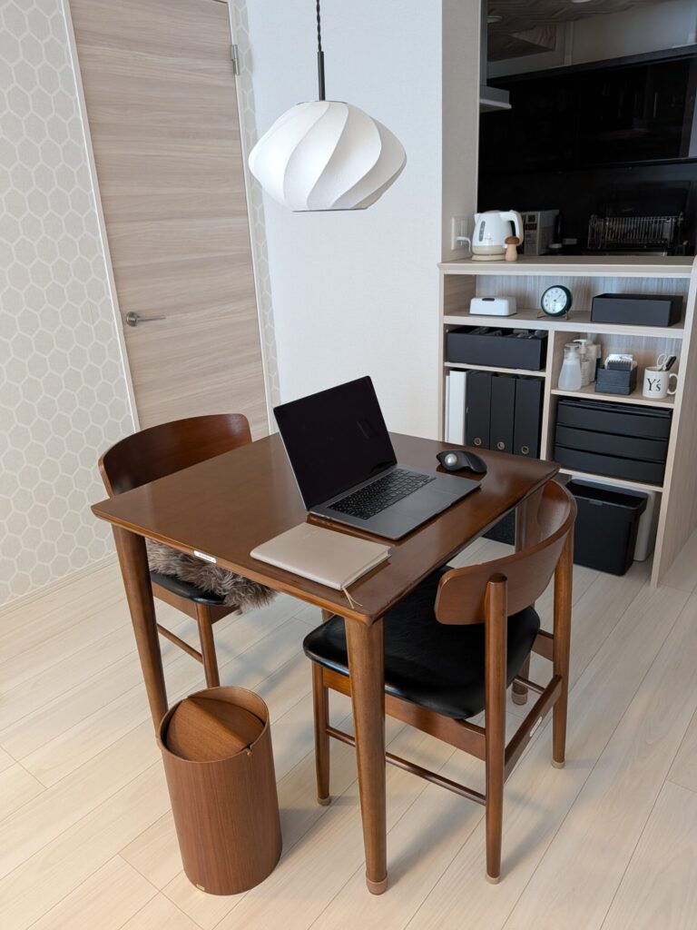 ダイニングテーブルでのPC作業の様子