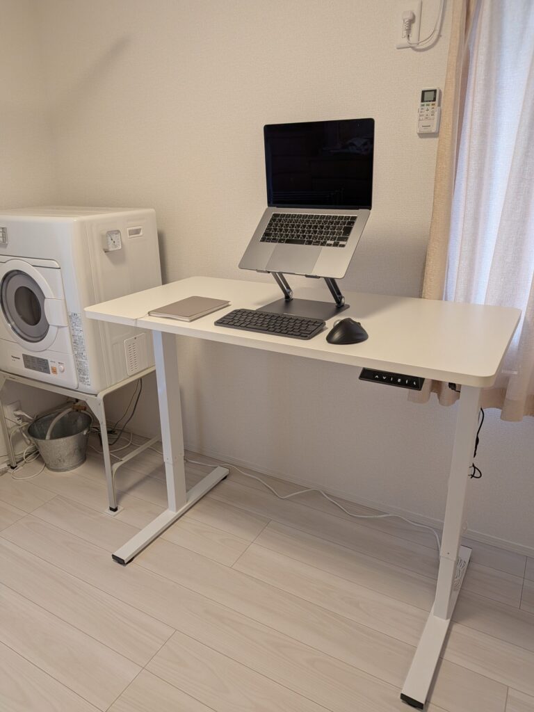 ランドリールームに設置したミニマルな昇降デスクの様子