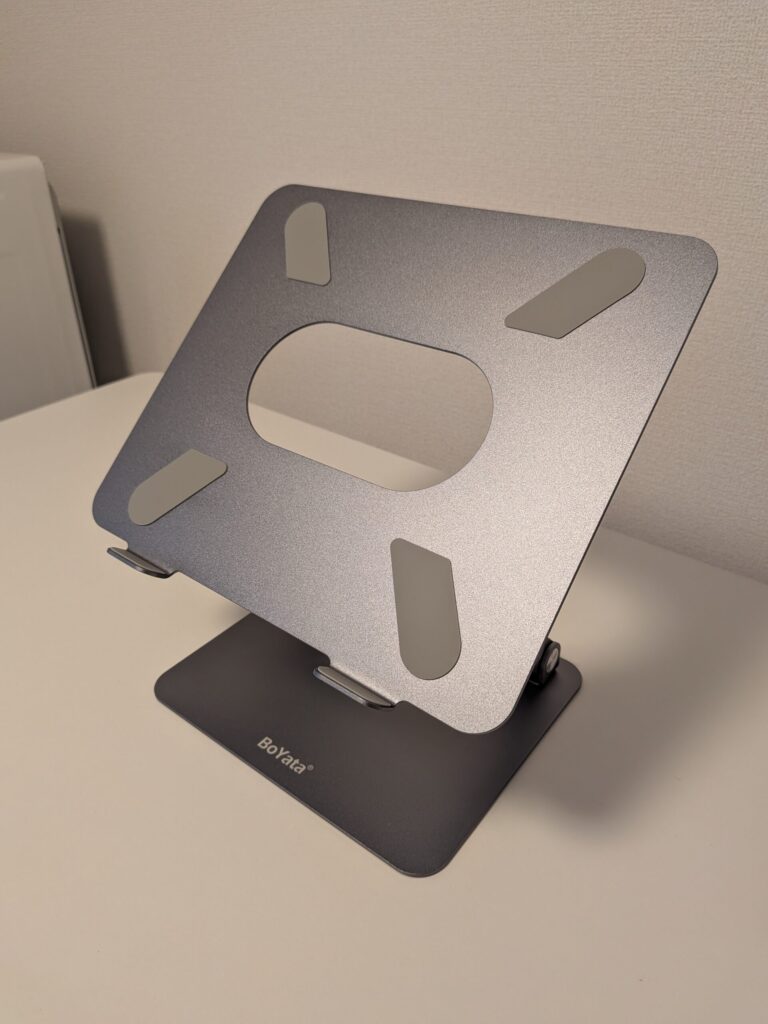 デスクに置かれたBoYataのPCスタンド