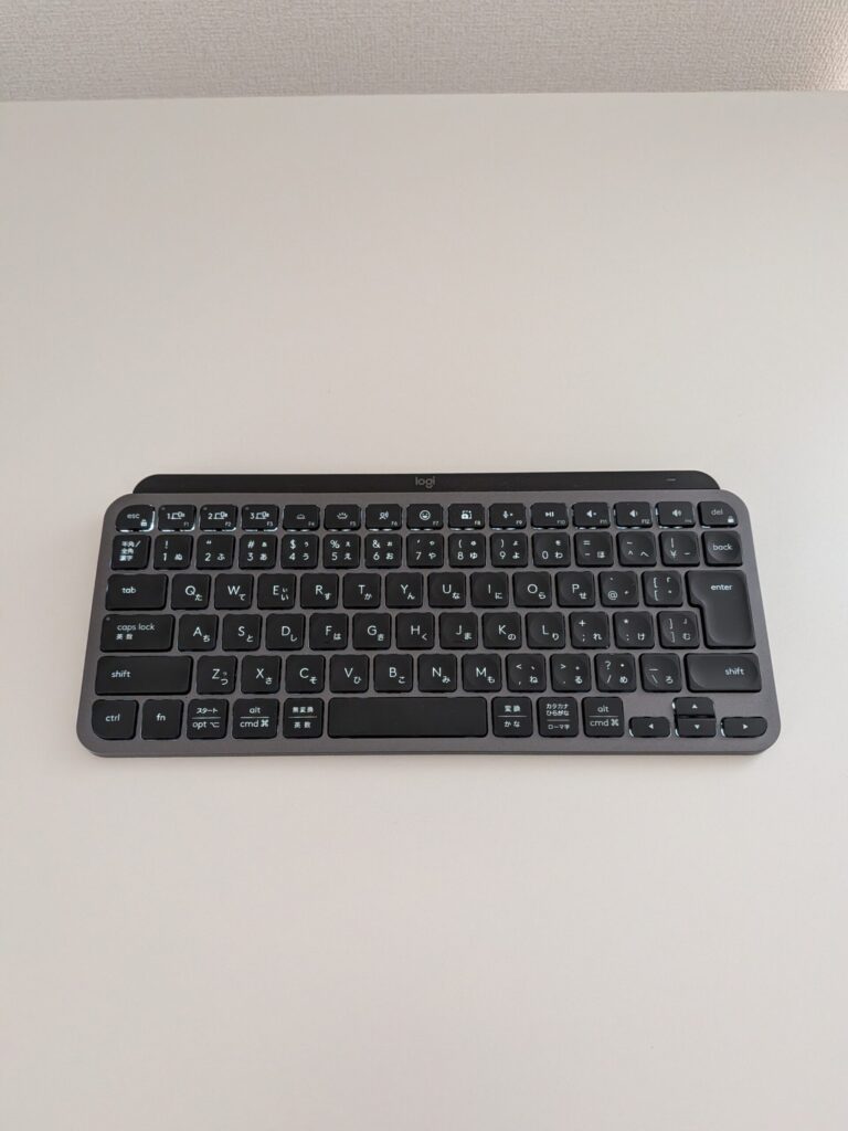デスクに置かれたlogicoolのワイヤレスキーボード