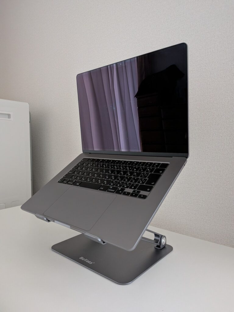 BoYataのノートPCスタンドをデスクの上に載せて高さ調整している様子