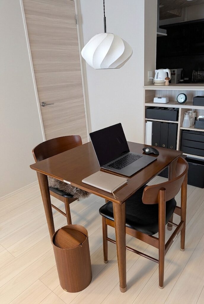 ダイニングテーブルの上にMacbook   Airを置いた作業風景