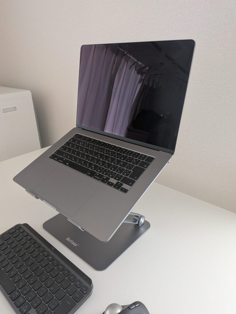 BoYataのPCスタンドに置かれたMacBook
